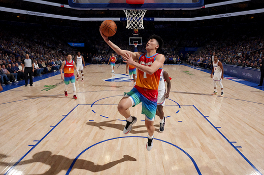 NBA 篮球比赛现场球员突破上篮与场馆灯光氛围